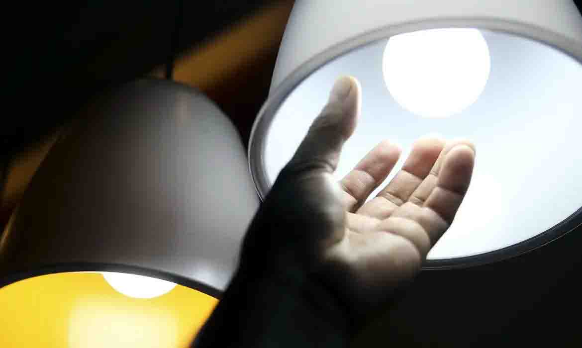 Contas de luz permanecem com bandeira tarifária vermelha em julho 