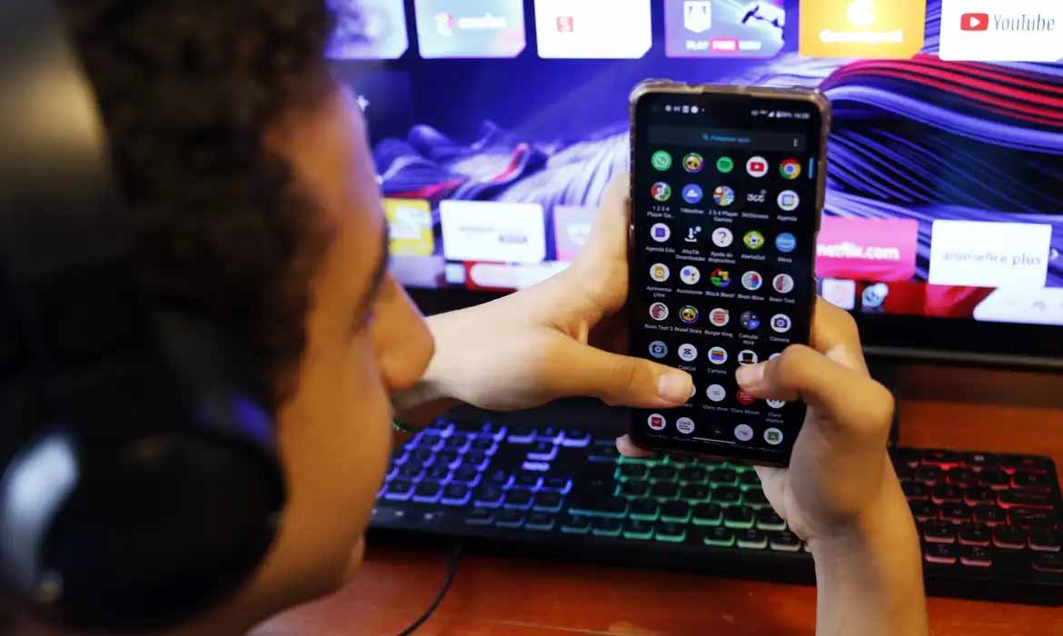 Consulta pública sobre regulação de redes sociais vai até o dia 17