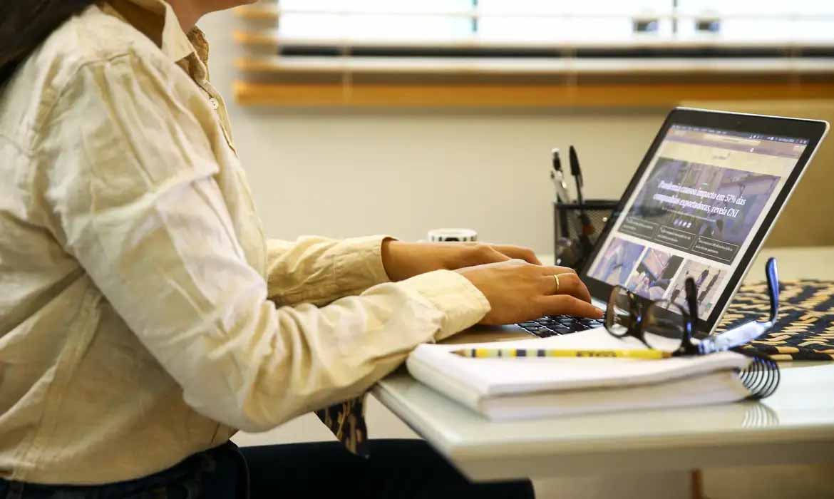 Pesquisa revela condições precárias do trabalho remoto no mundo