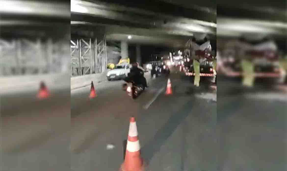 Colocação de vigas na Dutra interdita avenida em Guarulhos em duas noites